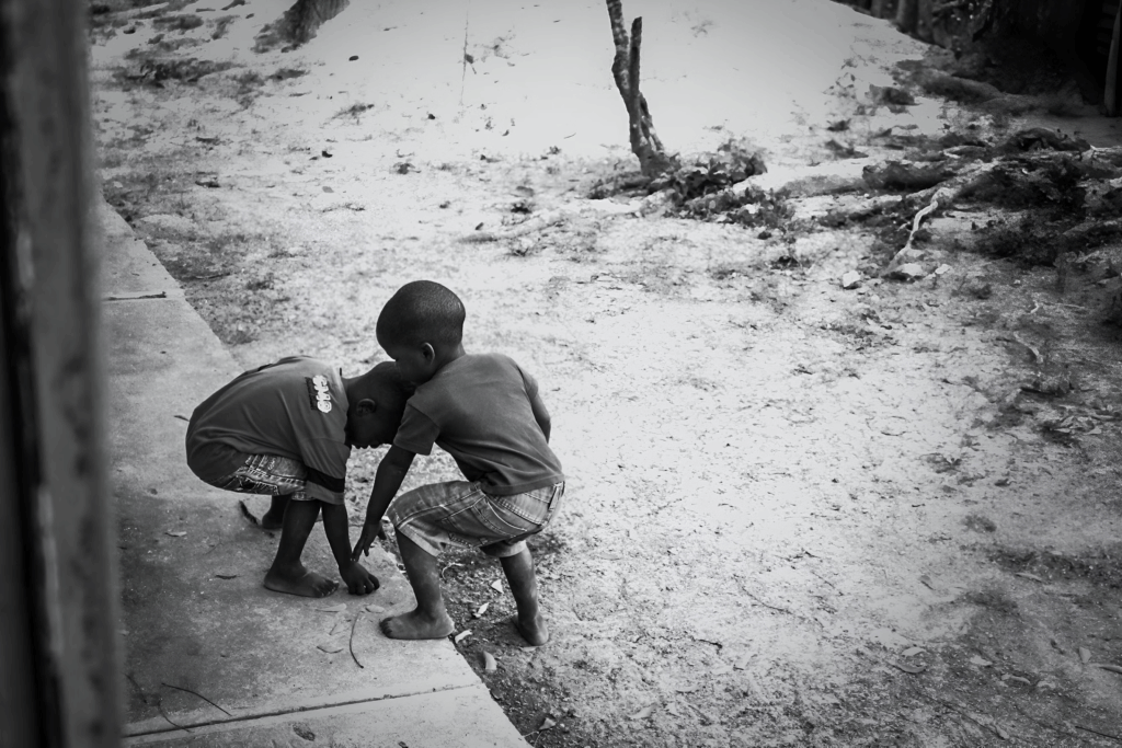 kinderen-voeten-kenia